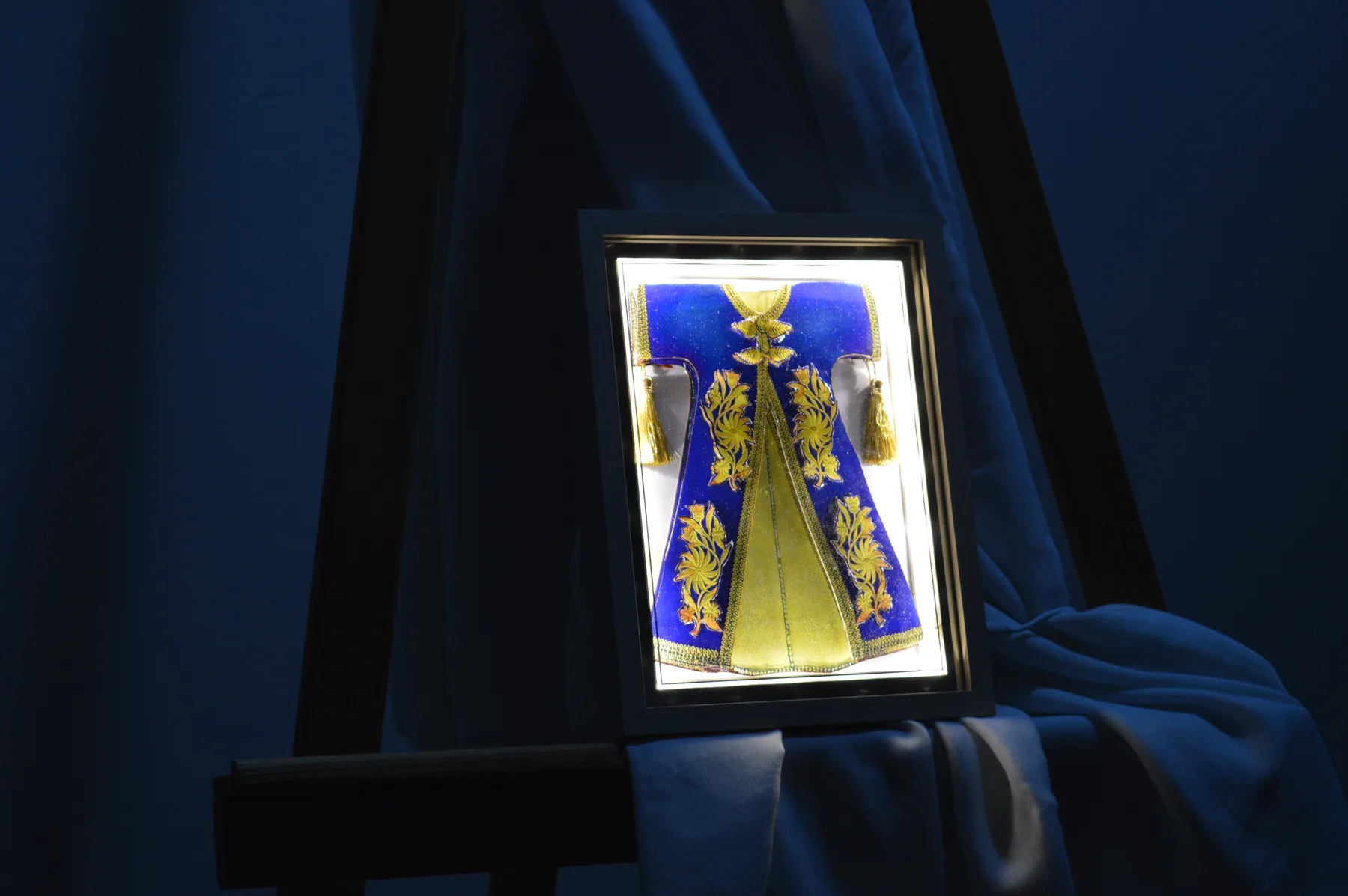 Illuminated blue paper relief tableau